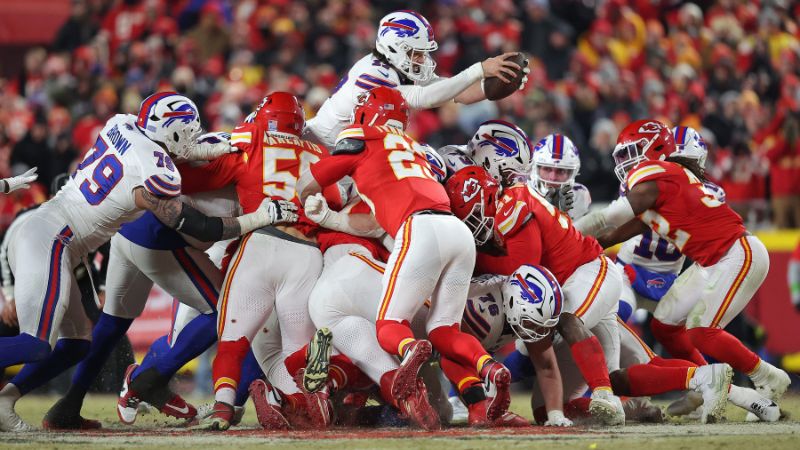 Josh Allen de los Buffalo Bills se lanza para conseguir un primer intento durante el cuarto cuarto contra los Kansas City Chiefs.