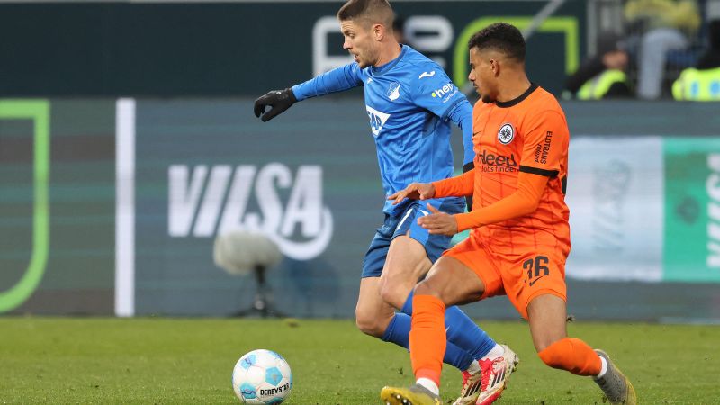 El delantero croata del Hoffenheim, Andrej Kramaric, y el delantero alemán del Frankfurt, Ansgar Knauff, compiten por el balón.