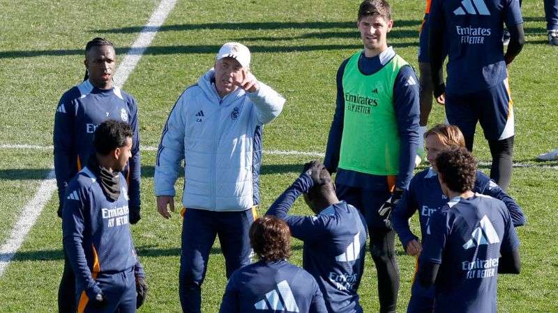 El entrenador italiano del Real Madrid, Carlo Ancelotti, hace un gesto durante un entrenamiento.