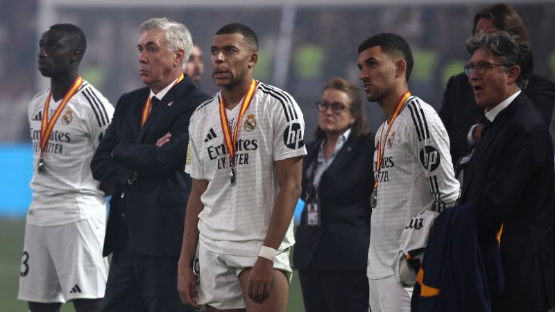 El técnico del Real Madrid, Carlo Ancelotti, y sus dirigidos observan la coronación del Barcelona.