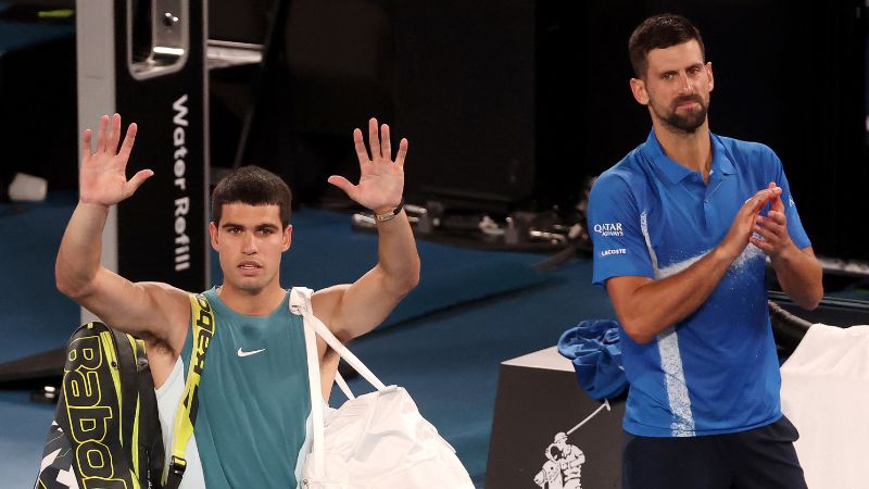 El español Carlos Alcaraz, saluda a los espectadores mientras abandona la cancha después de su derrota ante el serbio Novak Djokovic.