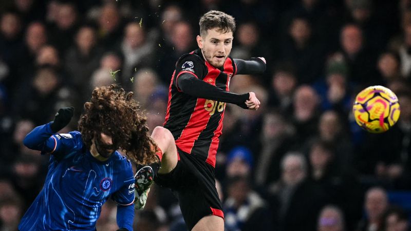 El defensa español del Chelsea,Marc Cucurella, lucha por el balón con el centrocampista galés nacido en Inglaterra del Bournemouth, David Brooks.