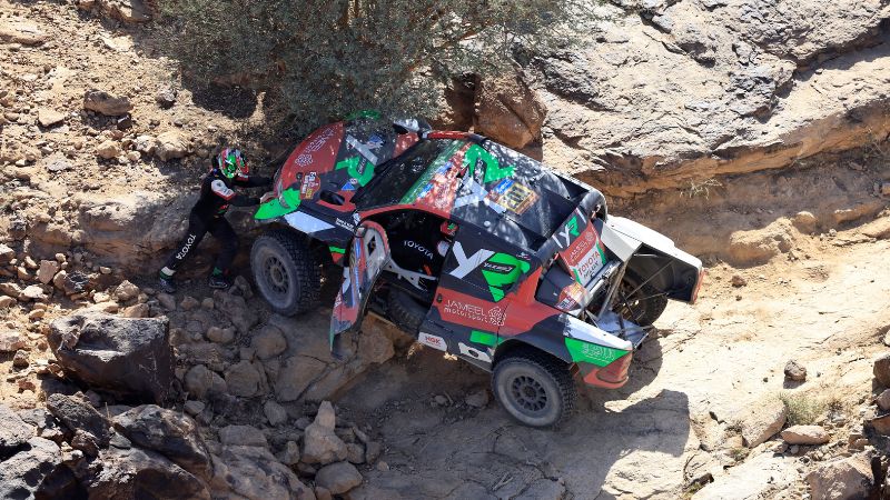 El piloto saudí Yazeed Al Rajhi y su copiloto Timo Gottschalk intentan poner su auto en camino mientras compiten en la Etapa 1 del Rally Dakar 2025.