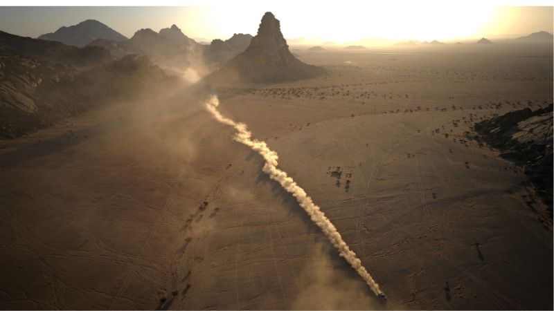 Un piloto compite en la etapa 2B del 47º Rally Dakar entre Bisha y Bisha.