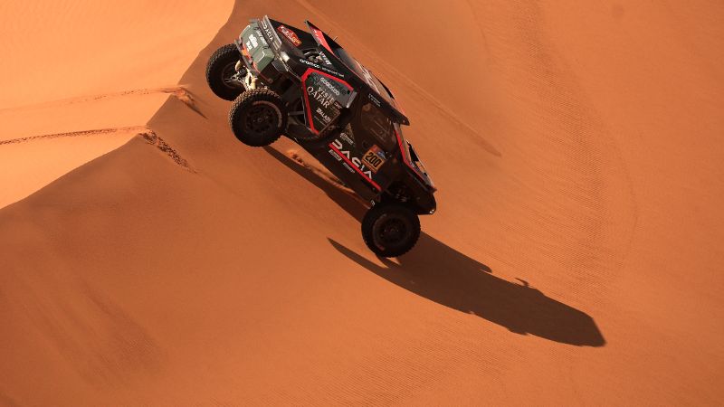 El piloto qatarí Nasser Al-Attiyah y su copiloto francés Edouard Boulanger compiten durante la etapa 8 del Rally Dakar 2025.