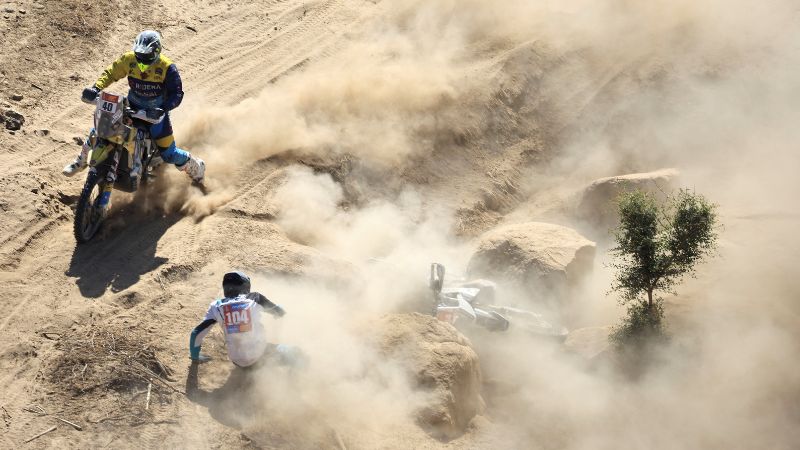 El piloto esloveno Simon Marcic se cae durante la primera etapa del Rally Dakar 2025.