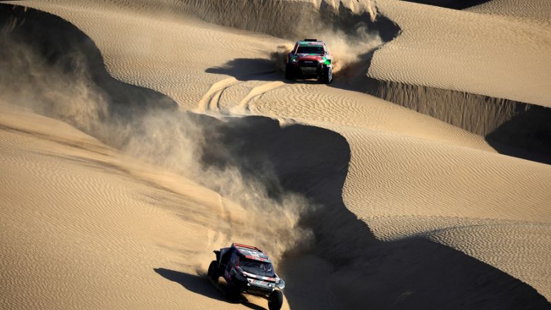 Los pilotos compiten en la Etapa 2B del 47º Rally Dakar entre Bisha y Bisha.