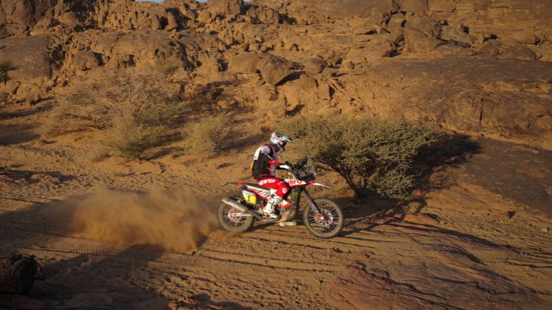 El botsuanés Ross Branch conduce su Hero 450 durante la etapa 3 del 47º Rally Dakar entre Bisha y al-Henakiyah.