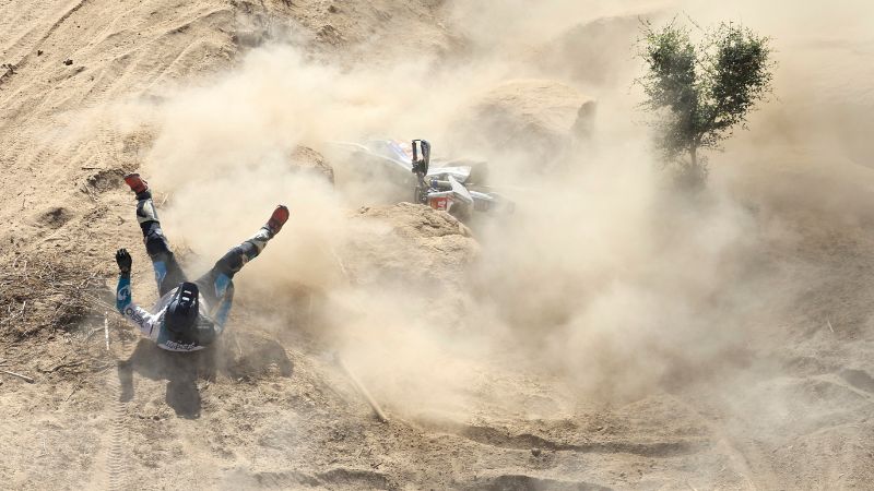 El piloto esloveno Simon Marcic se cae durante la primera etapa del Rally Dakar 2025, entre Bisha y Bisha, Arabia Saudita.