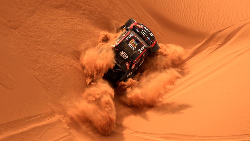 El piloto lituano Rokas Baciuska y su copiloto español Oriol Mena compiten durante el Rally Dakar 2025.