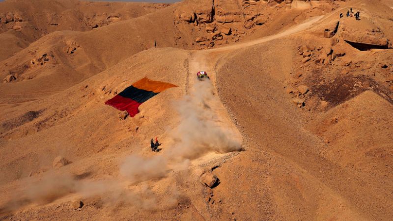 Los pilotos compiten en la Etapa 9 del Rally Dakar 2025, entre Riad y Haradh, Arabia Saudita.