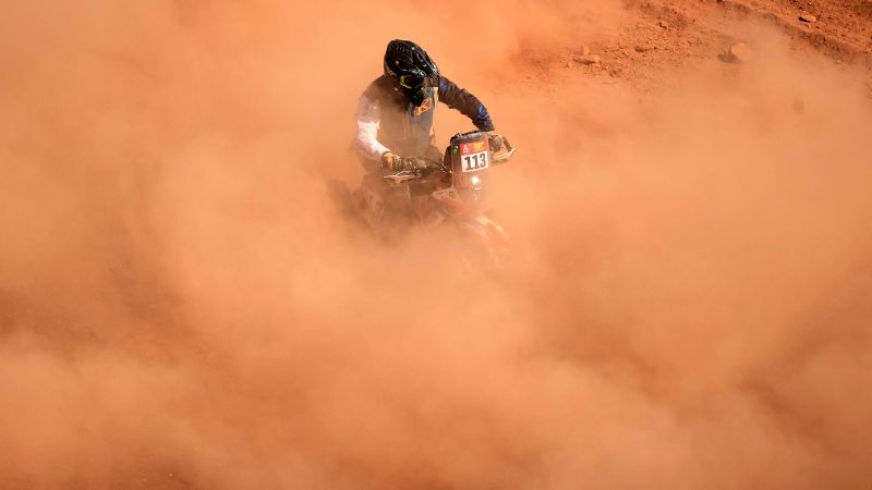 El piloto portugués del Club Adventura Touareg, Gad Nachmani, compite durante la etapa 4 del Rally Dakar 2025 entre Al Henakiyak y Alula.