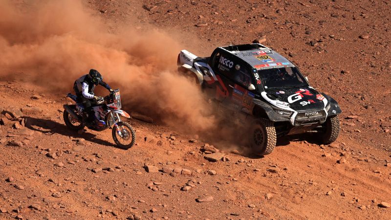 El piloto portugués Gad Nachmani (izq.) del Club Adventura Touareg y el sudafricano Giniel De Villiers del Toyota Gazoo Racing compiten en la quinta etapa del Dakar.