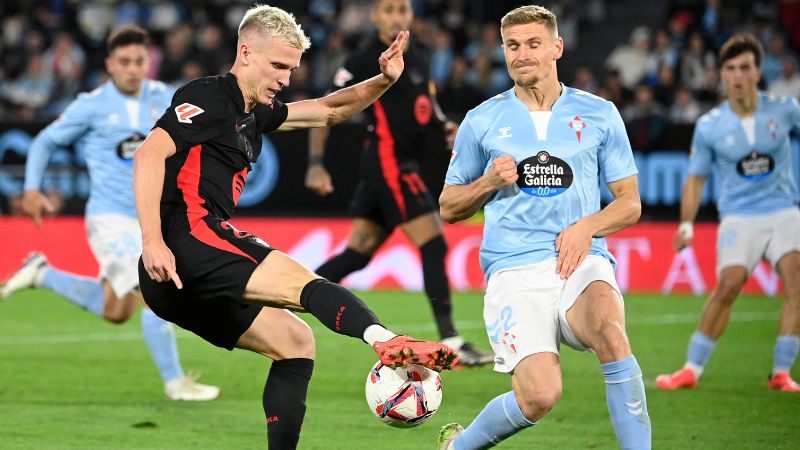 En la foto de archivo, el delantero español del Barcelona, Daniel Olmo, lucha por el balón con el defensa sueco del Celta de Vigo Carl Starfelt.