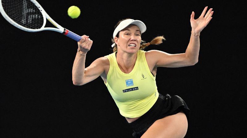 La estadounidense Danielle Collins devuelve la bola a su compatriota Madison Keys.