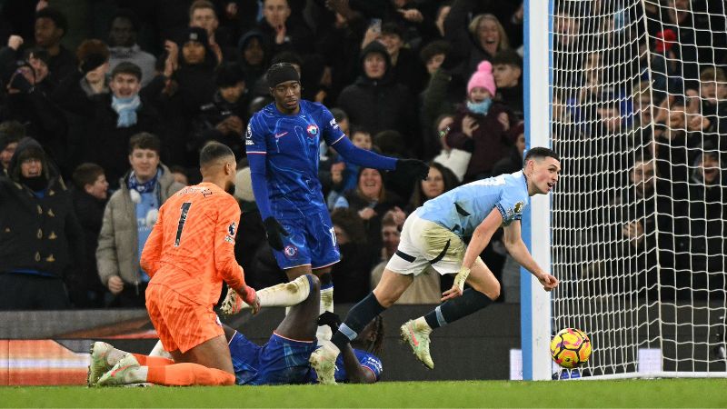 El centrocampista inglés del Manchester City, Phil Foden, marca el tercer gol de su equipo durante el partido contra el Chelsea.