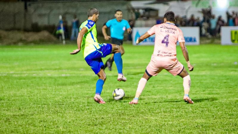 Eddie Hernández controla el balón ante la marca de Luis Vega.