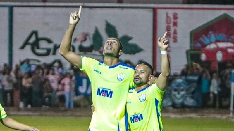 Eddie Hernández y Omar Elvir celebran el segundo gol sobre Motagua.