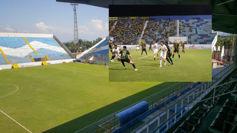 Durante el partido Real España vs Génesis Comayagua se observaron unos sectores amarillentos de la grama híbrida.