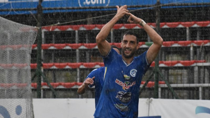 El defensa Fabricio Silva celebra el gol que le dio el triunfo a Victoria sobre Marathón.