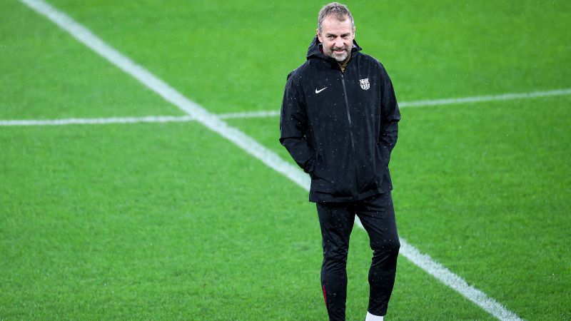 El técnico alemán del Barcelona, ​​Hans-Dieter Flick, dirige una sesión de entrenamiento ´previo al encuentro contra el Benfica.