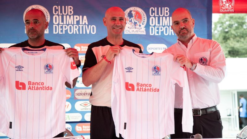 Francisco "Tato" Saybe también presentó al nuevo técnico de Olimpia, Eduardo Espinel.