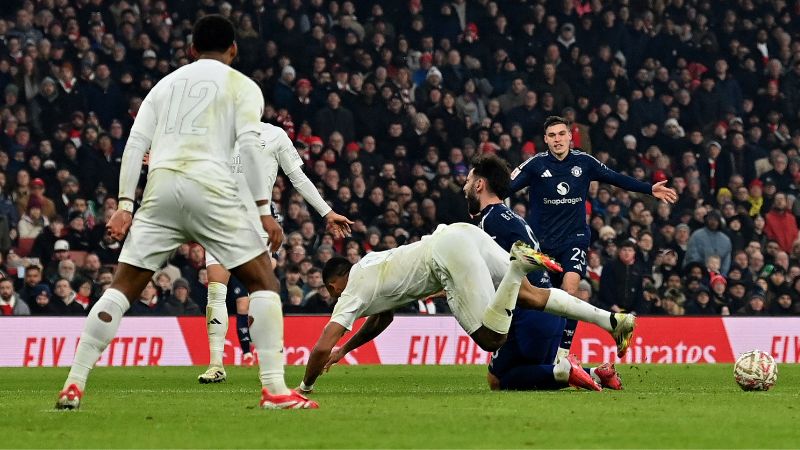 El centrocampista portugués del Manchester United, Bruno Fernandes, comete una falta sobre el delantero brasileño del Arsenal, Gabriel Jesús.