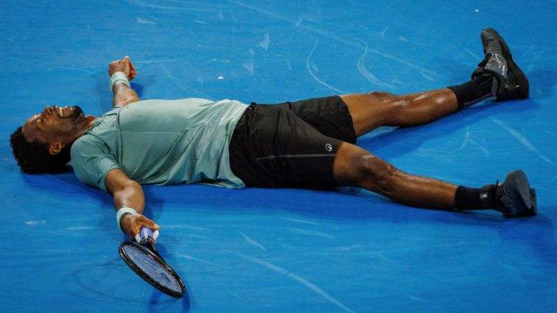 Gael Monfils de Francia reacciona en el suelo después de caer frente a Novak Djokovic.