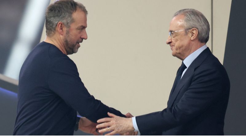 El presidente del Real Madrid, Florentino Pérez , estrecha la mano del entrenador alemán del Barcelona, ​​Hans-Dieter Flick.