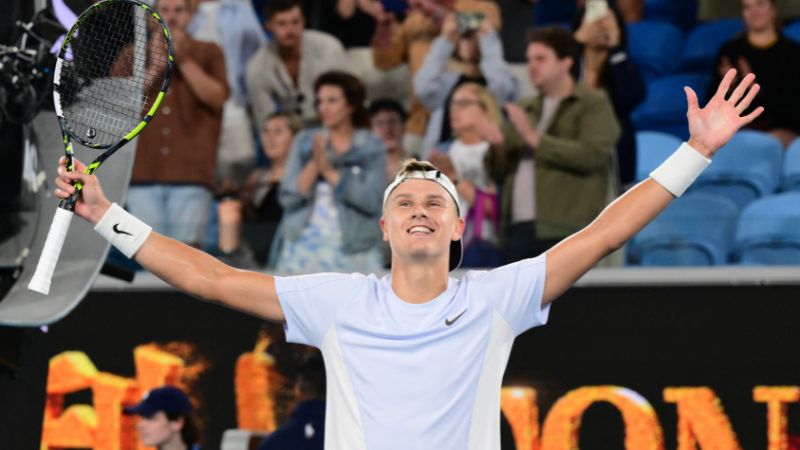 El danés Holger Rune celebra su victoria frente al serbio Miomir Kecmanovic en el séptimo día del torneo de tenis Abierto de Australia en Melbourne.