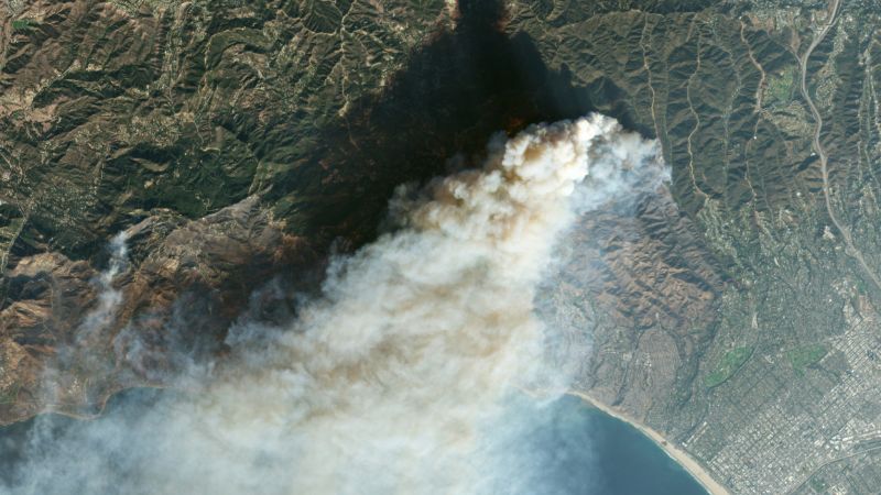 Esta imagen satelital publicada por Planet Labs PBC muestra una vista general del incendio Palisades, en Pacific Palisades, un vecindario de Los Ángeles, California.