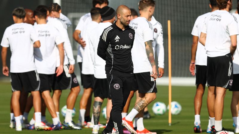 El entrenador Javier Mascherano, del Inter Miami, observa durante una sesión de entrenamiento en el Florida Blue Training Center.