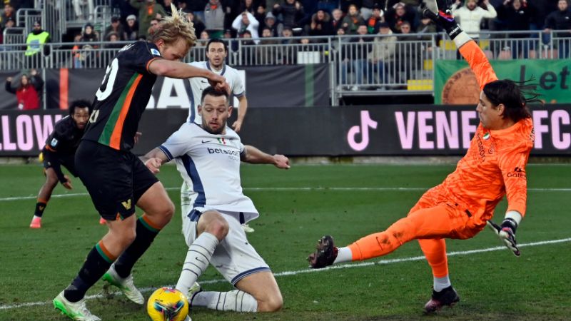 El delantero finlandés del Venezia, Joel Pohjanpalo, es presionado frente al portero del Inter de Miilan , el suizo Yann Sommer.