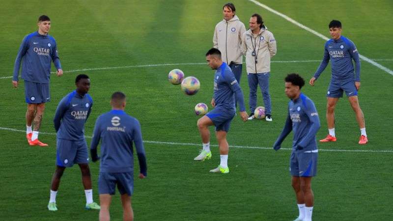 El técnico del Inter de Milán, Simone Inzaghi, observa a sus jugadores durante una sesión de entrenamiento en Riad.