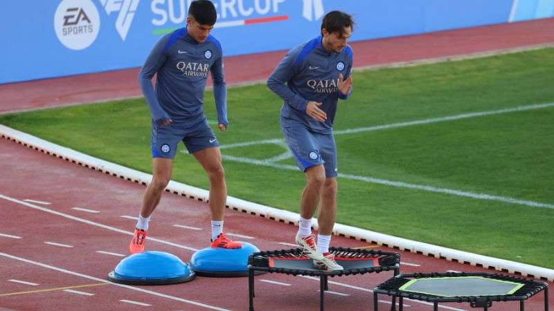 Los jugadores del Inter de Milán asisten a una sesión de entrenamiento en Riad en vísperas de su partido de semifinales de la Supercopa de Italia contra el Atalanta.