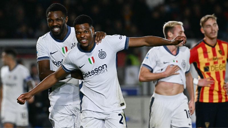 El defensa holandés del Inter de Milán, Denzel Dumfries, celebra con su compañero de equipo, el delantero francés Marcus Thuram, después de marcar un gol contra el Lecce.