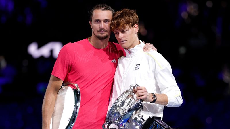 Jannik Sinner de Italia y el subcampeón alemán Alexander Zverev posan luego de jugar la final del Abierto de Australia.