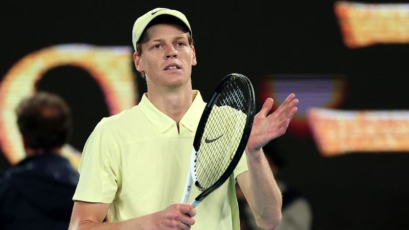 Jannik Sinner de Italia celebra la victoria sobre Alex De Minaur de Australia.