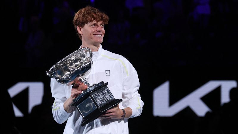 El italiano Jannik Sinner celebra con el trofeo de la Norman Brookes Challenge Cup después de derrotar al alemán Alexander Zverev en la final derl Abierto de Australia en Melbourne.