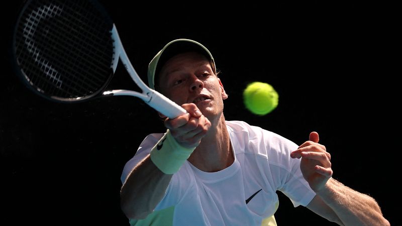 Jannik Sinner, de Italia, devuelve la bola al chileno Nicolás Jarry durante su partido en el segundo día del torneo de tenis Abierto de Australia en Melbourne.