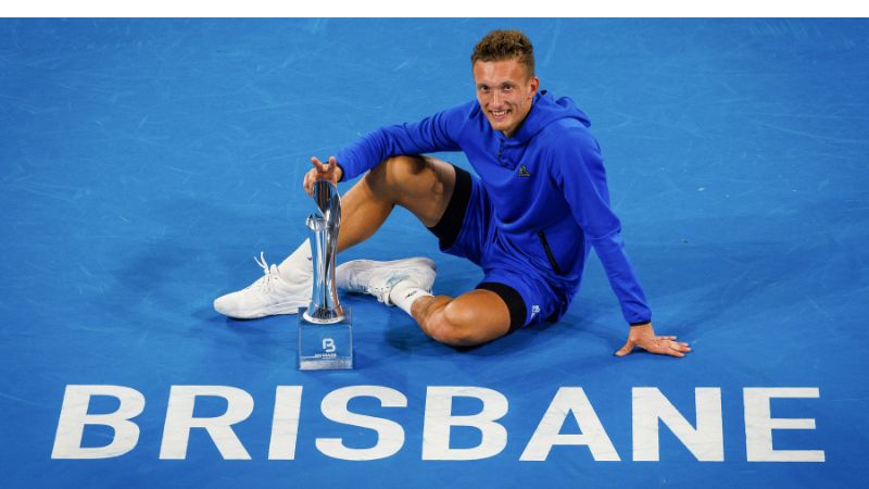 El checo Jiri Lehecka celebra con el trofeo después del partido final individual masculino contra el estadounidense Reilly Opelka en el torneo internacional de Brisbane.