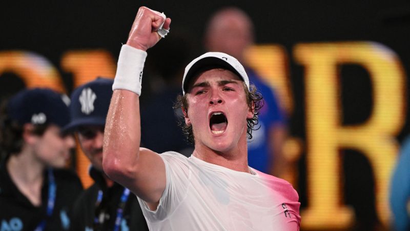 El brasileño Joao Fonseca celebra tras vencer al ruso Andrey Rublev en el Abierto de Australia.