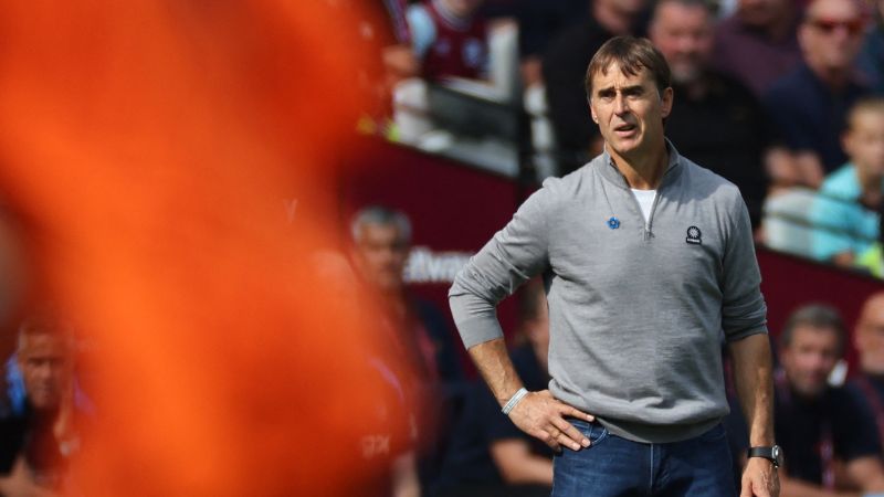 El entrenador español del West Ham United, Julen Lopetegui, observa durante el partido contra el Chelsea.