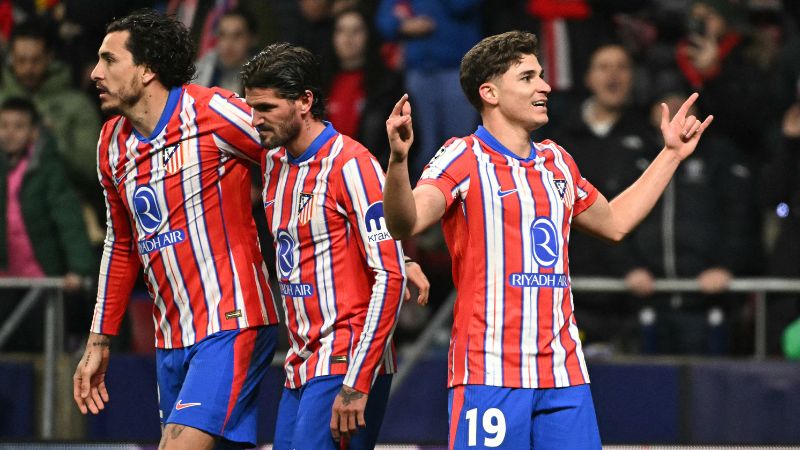 El delantero argentino del Atlético de Madrid, Julián Álvarez, celebra el gol del empate frente al Bayer Leverkusen.