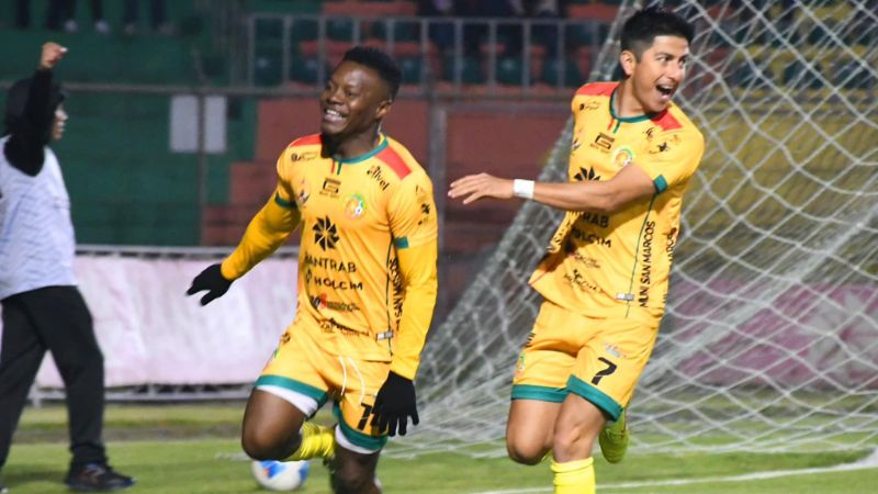 El delantero hondureño, Junior Lacayo, celebra el primer gol de su equipo Marquense.