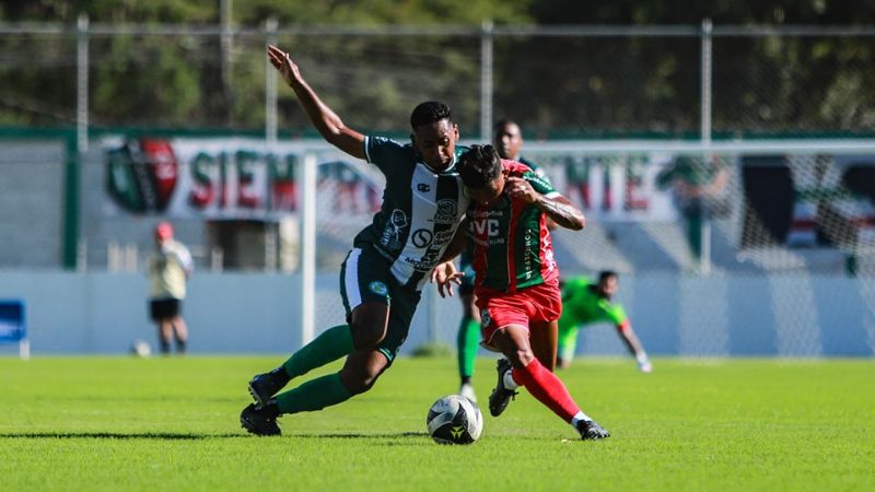 El delantero de Marathón, Iván López,, disputa el balón con el mediocampista de Juticalpa FC, Roger González.