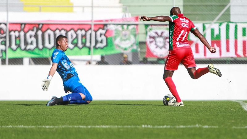 En esta acción, el delantero ecuatoriano de Marathón, Luis Anangonó, perdió el duelo con el portero de Juticalpa FC, Denovan Torres.