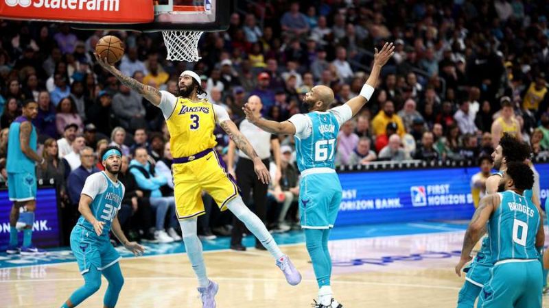 Los Angeles Lakers sumaron su cuarta victoria seguida al derrotar 112-107 a los Charlotte Hornets.