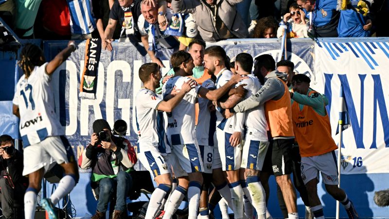 El defensa serbio del Leganés, Matija Nastasic, celebra con sus compañeros de equipo el único encuentro contra el Atlético de Madrid.