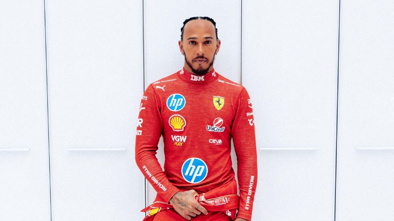 El piloto de Fórmula 1 Lewis Hamilton posa con el traje de Ferrari.